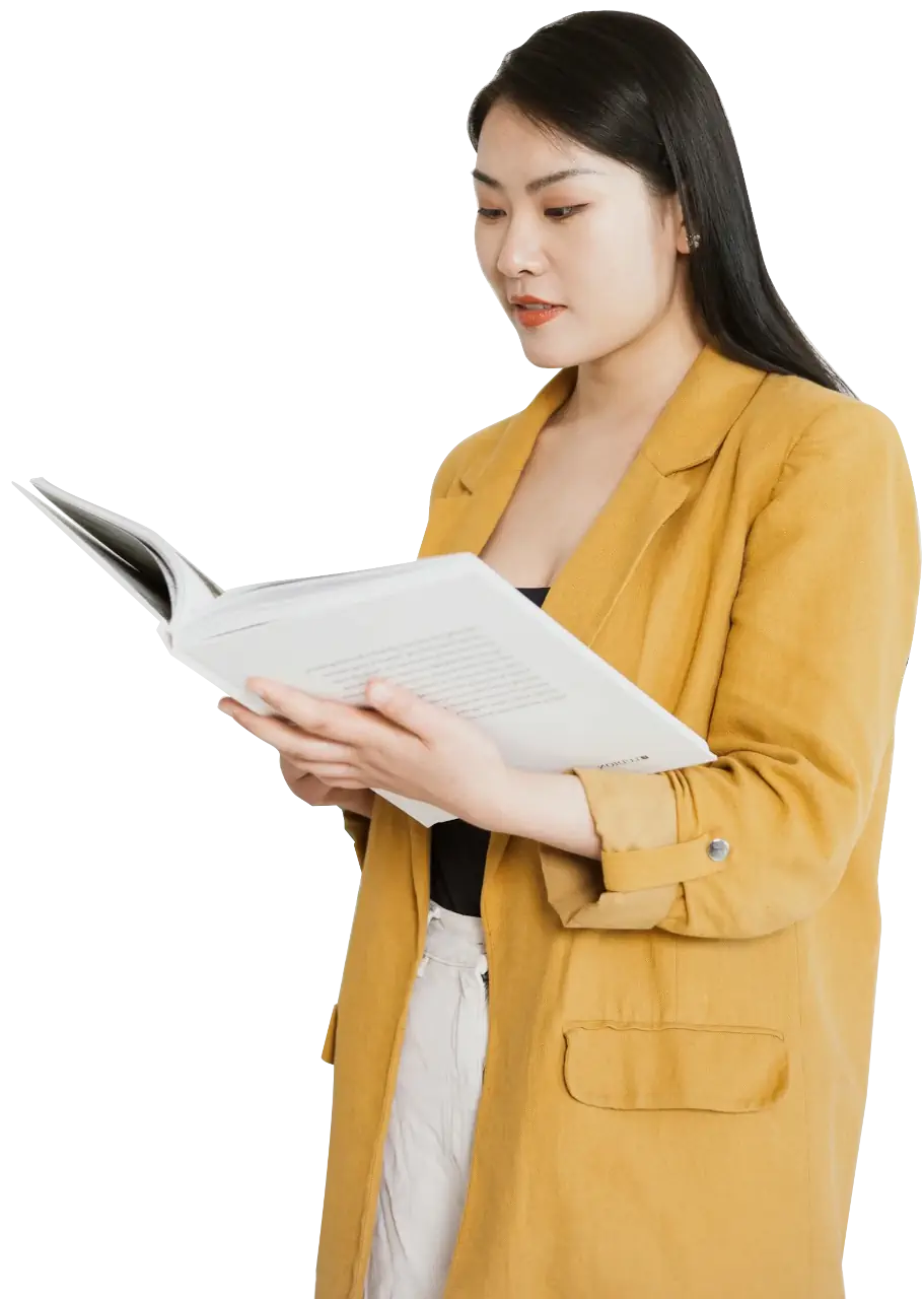 Drie mensen die enthousiast naar een laptop kijken in een klaslokaal